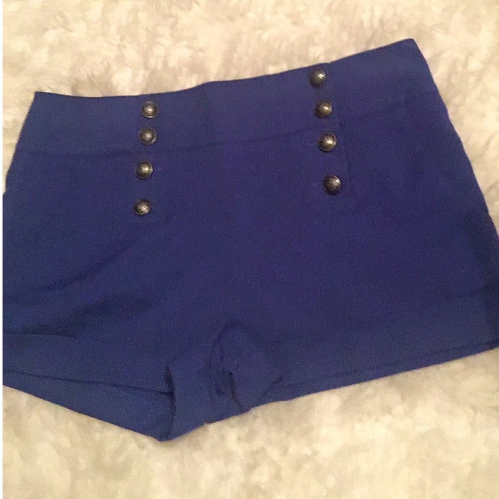 Sailor shorts with rolled cuffs